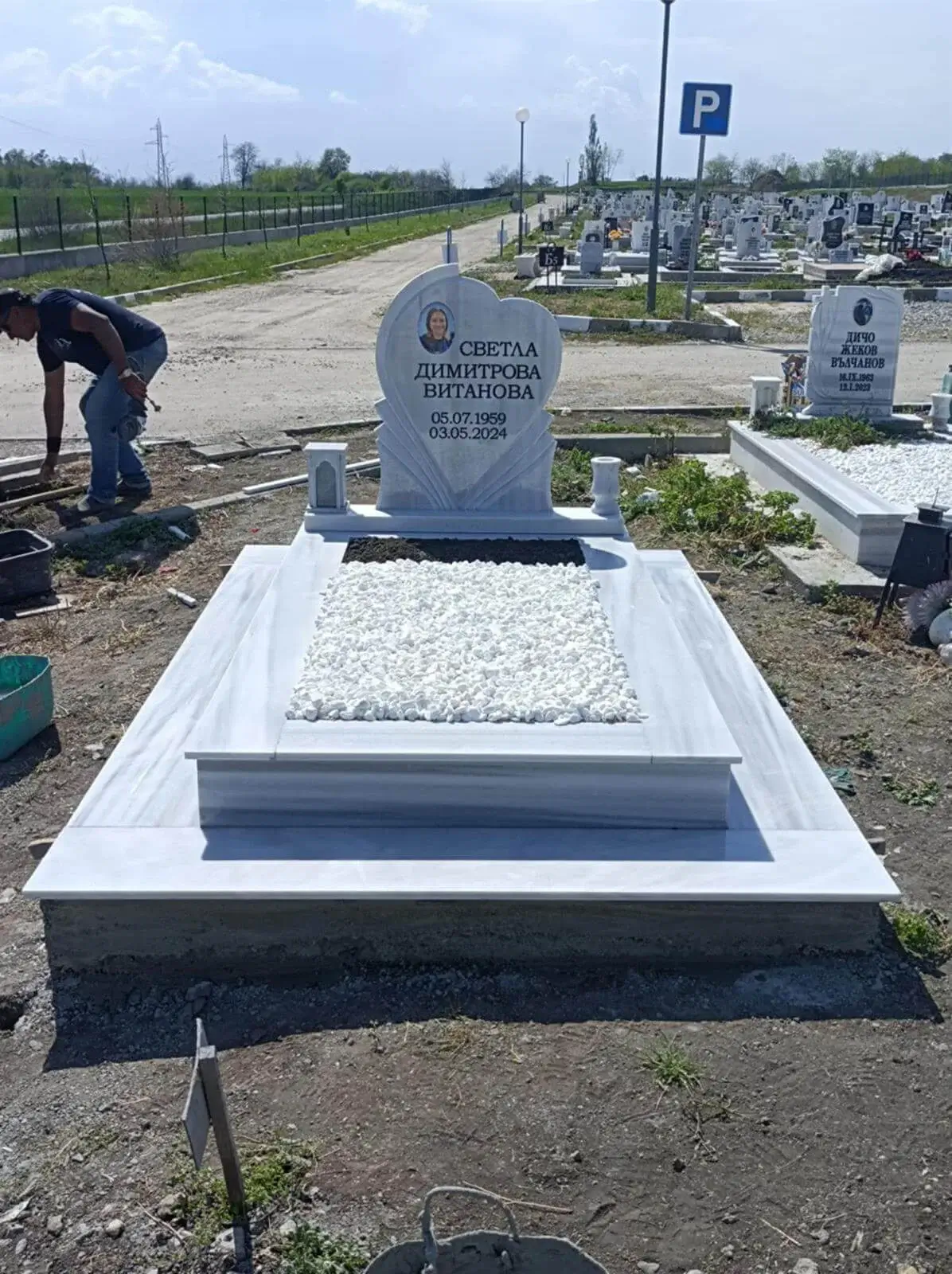 Мраморен Надгробен Паметник "Сърце на Светлината"