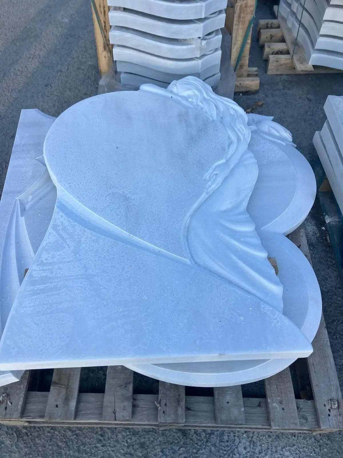 Надгробен паметник от бял мрамор – сърце с фигура