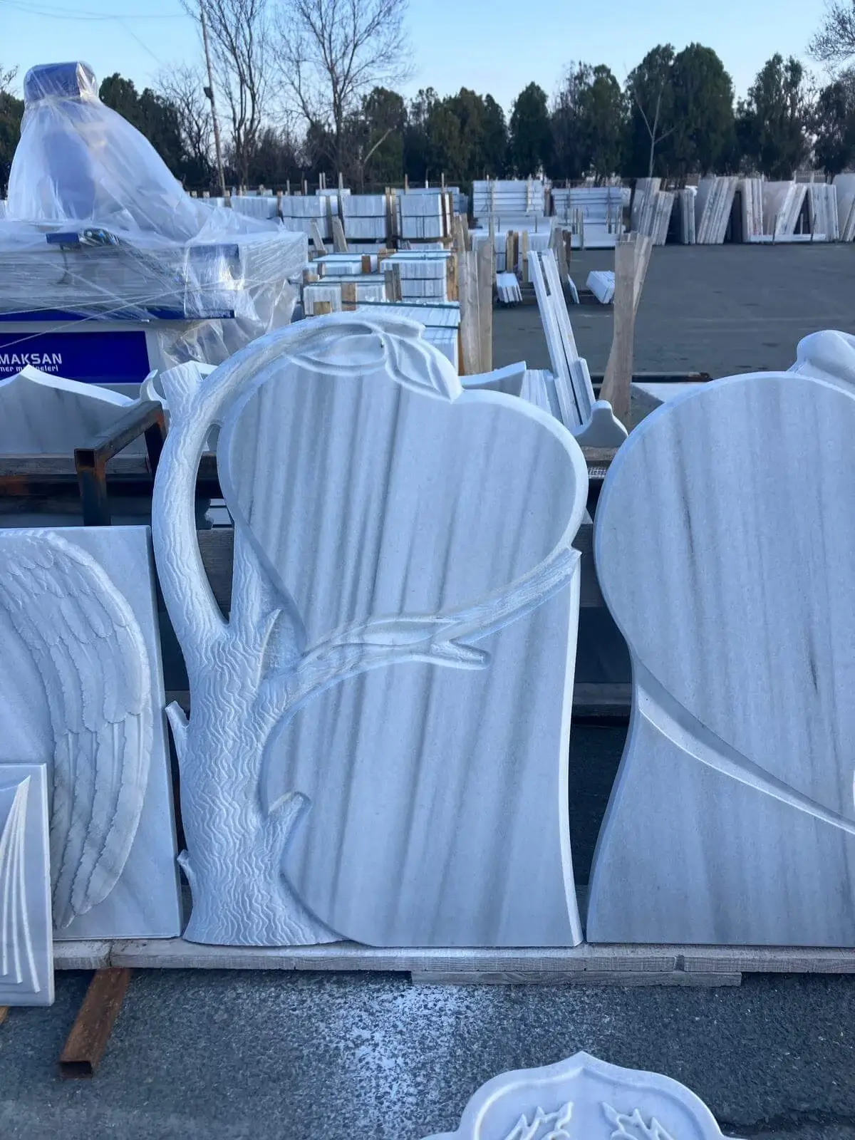 Надгробен паметник от бял мрамор – сърце с дърво