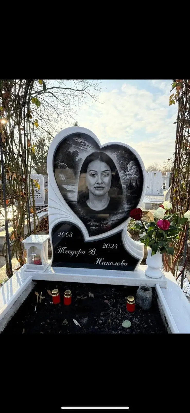 Персонализиран Мраморен Надгробен Паметник "Сърце на Спомена"