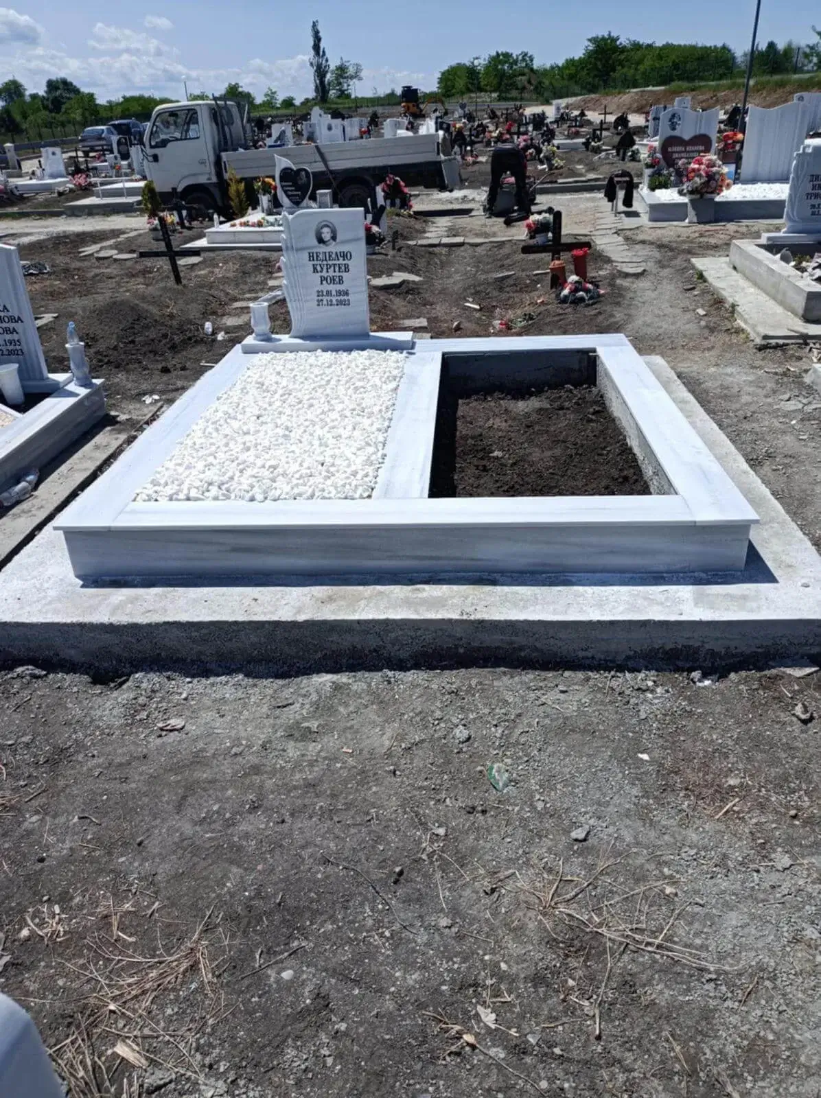 Мраморен Двойен Семеен Надгробен Комплекс "Поделена Вечност"